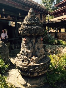 RM-Expedition-Everest-Queue-Statue