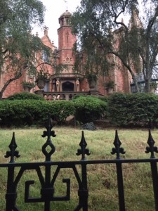 RM-Haunted-Mansion-Exterior2