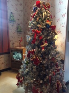 50's-Prime-Time-Cafe-Christmas-Tree